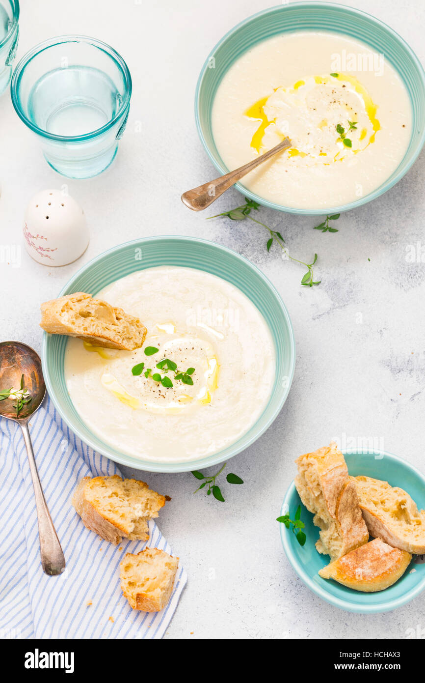 Soupe de chou-fleur crémeux servi avec bruschetta grillée Banque D'Images Soupe de chou-fleur crémeux servi avec bruschetta grillée Banque D'Images