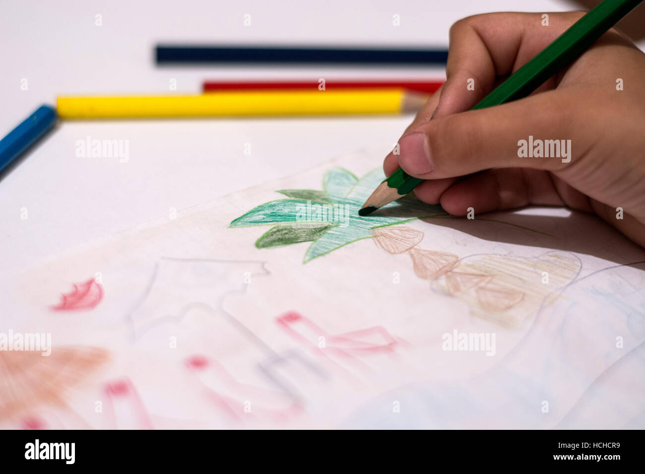 Dessin pour enfants avec des crayons de couleur sur papier blanc de la paix. Banque D'Images