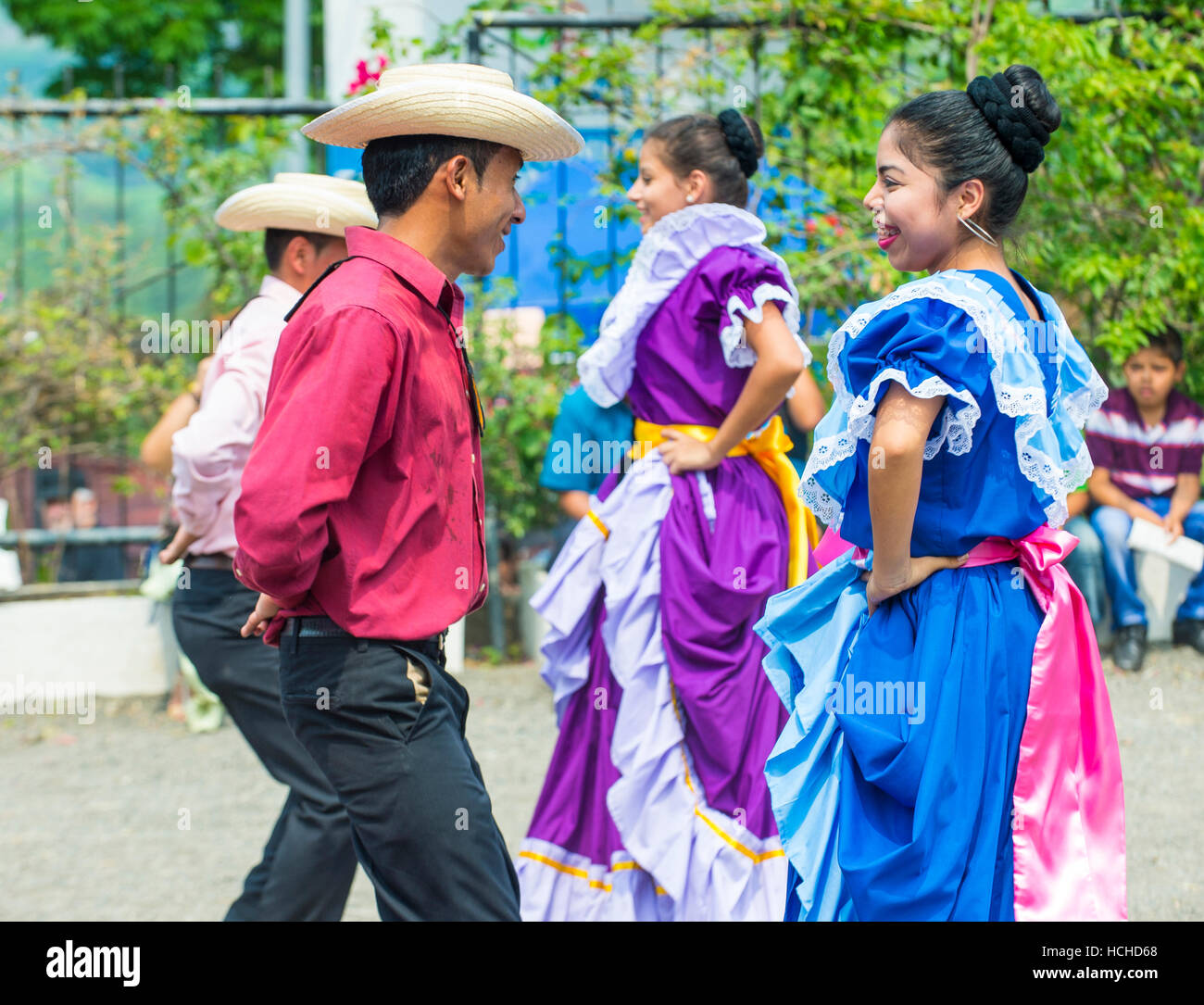 Les spectacles de danse salvadorienne pendant le Festival de fleurs et de Palm à Panchimalco, El Salvador Banque D'Images