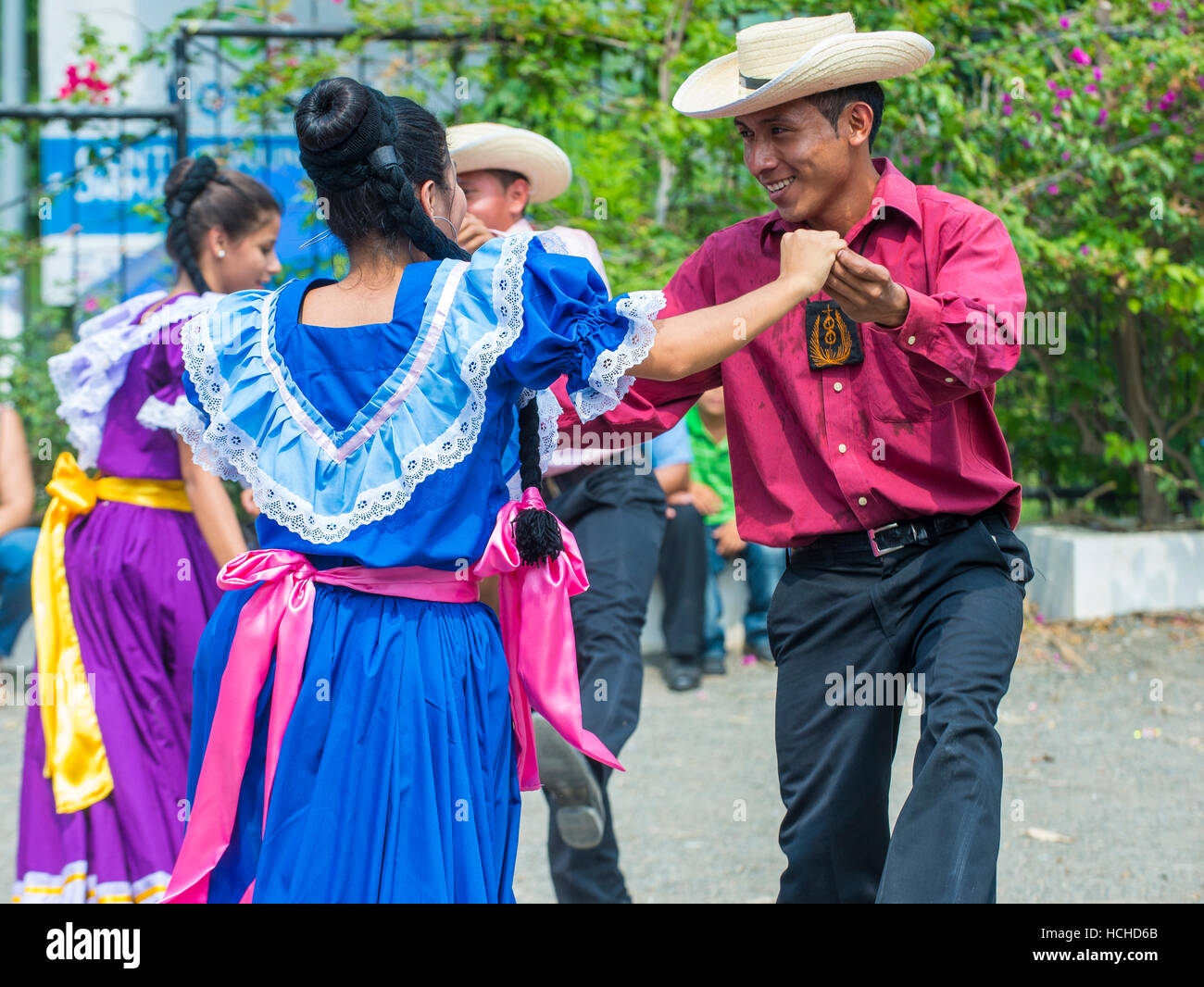 Les spectacles de danse salvadorienne pendant le Festival de fleurs et de Palm à Panchimalco, El Salvador Banque D'Images