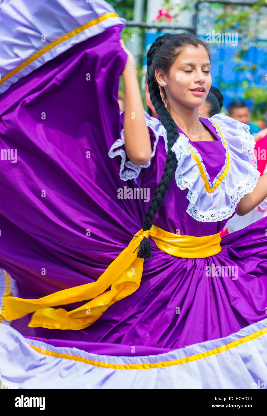 Les spectacles de danse salvadorienne pendant le Festival de fleurs et de Palm à Panchimalco, El Salvador Banque D'Images