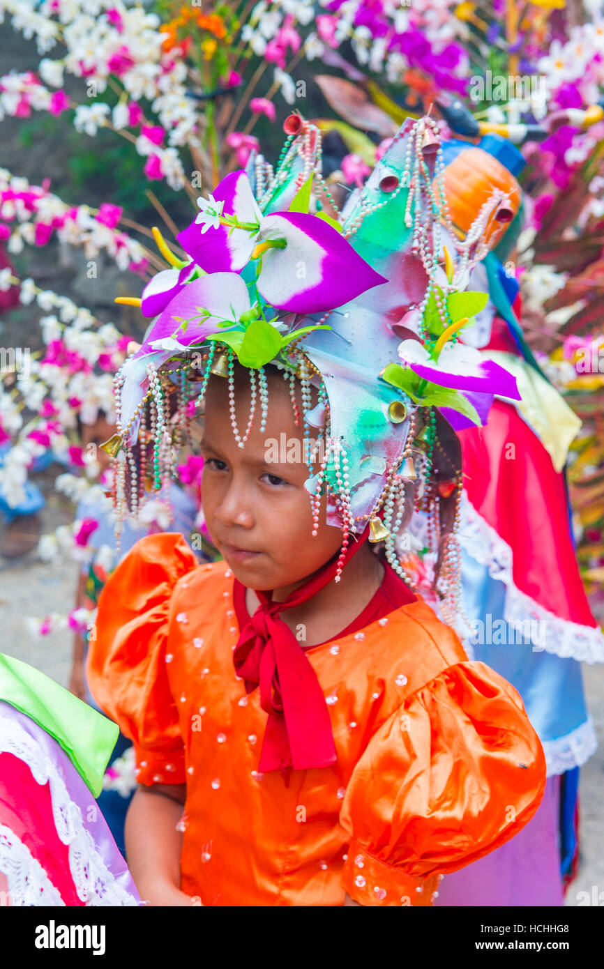 Peuple salvadorien participer à la procession de la fleur et le Palm Festival à Panchimalco, El Salvador Banque D'Images