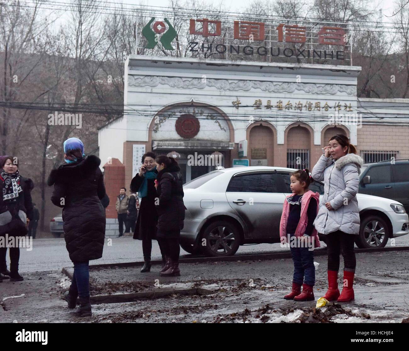 Hutubi, le Xinjiang, en Chine. La région autonome Uygur. 8e Dec 2016. Les gens se tiennent sur une rue pour éviter les répliques dans le comté, Hutubi nord-ouest de la Chine, du Xinjiang en Chine. La région autonome Uygur, 8 décembre 2016. Un séisme de magnitude 6,2 ébranlé Hutubi County dans le Xinjiang, en Chine. à 1 h 15 (0315 GMT), a déclaré jeudi le séisme en Chine Centre des réseaux. Aucune victime n'a été signalé depuis. Credit : Zhao Ge/Xinhua/Alamy Live News Banque D'Images