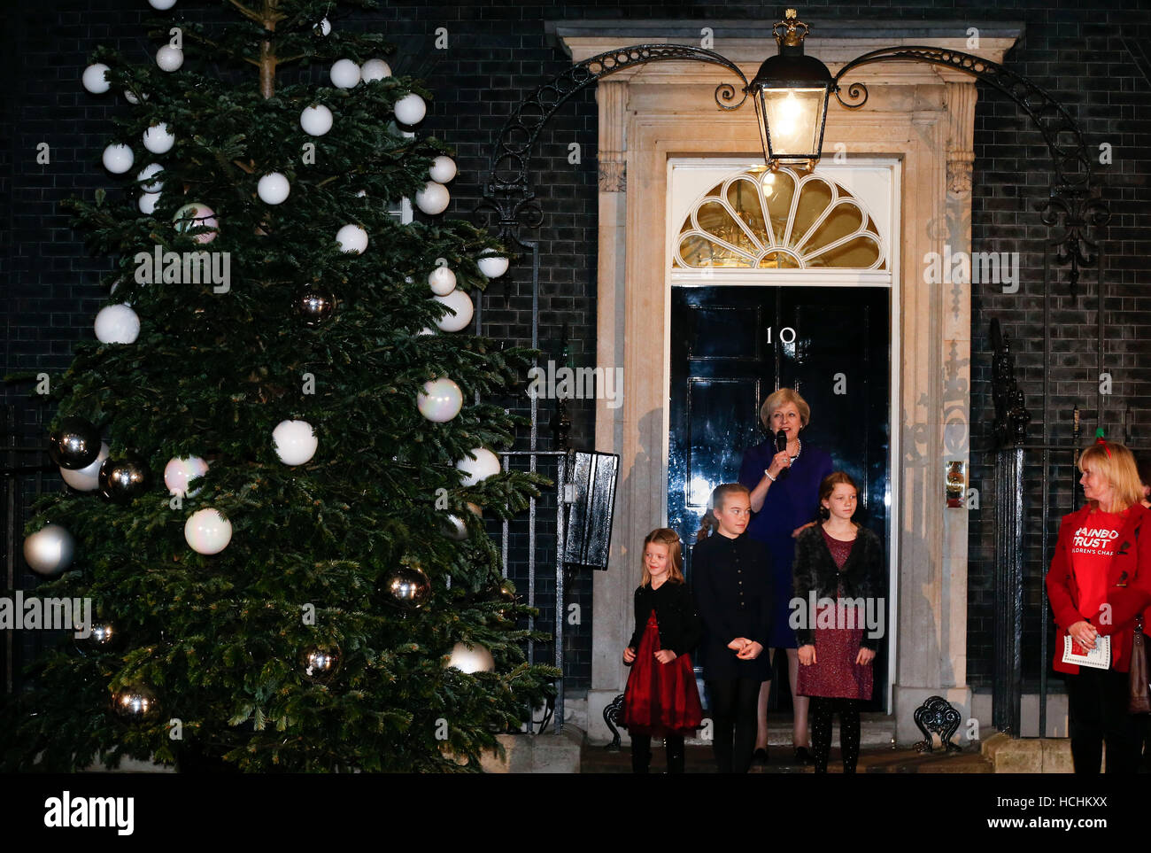 Londres, Royaume-Uni. 8e Dec 2016. Les organismes de bienfaisance et une école locale choir à Londres. 8e Dec 2016. Le Premier ministre britannique Theresa peut se prépare à mettre le Downing Street les lumières d'arbre de Noël, avec les enfants désignés par les organismes de bienfaisance du Royaume-Uni et d'une chorale de l'école locale à Londres, Grande-Bretagne le 8 décembre 2016. Credit : Han Yan/Xinhua/Alamy Live News Banque D'Images