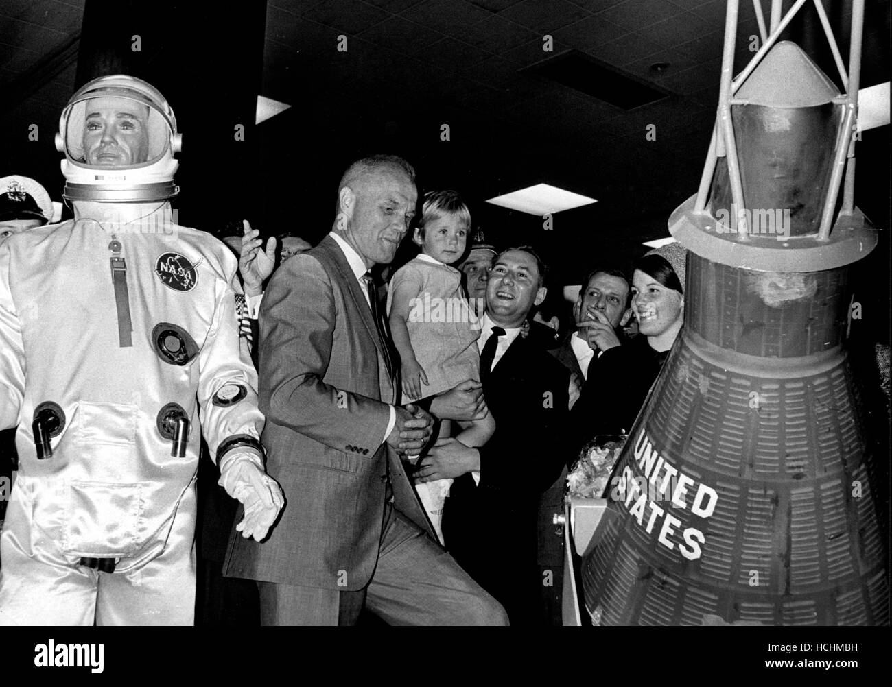 8 décembre 2016 - (photo) - John Glenn, le premier Américain en orbite autour de la terre et un ancien sénateur américain et héros de guerre, est mort. Il a été 95. Glenn est le premier Américain en orbite autour de la terre et retourne à l'espace en 1998 à bord d'un vol de la navette spatiale. Sur la photo : July 8, 1967 - Bruxelles, Belgique - LE COL américain. JOHN GLENN est un ancien pilote du Corps des Marines des États-Unis, l'astronaute et sénateur des États-Unis. Il a été le premier et troisième personne en orbite autour de la Terre. Photo : John Glenn visite le Musée de l'air et de l'espace, la visite faisait partie d'une bonne sera en tournée. (Crédit Image : © Keystone Press Agency/Keystone USA v Banque D'Images