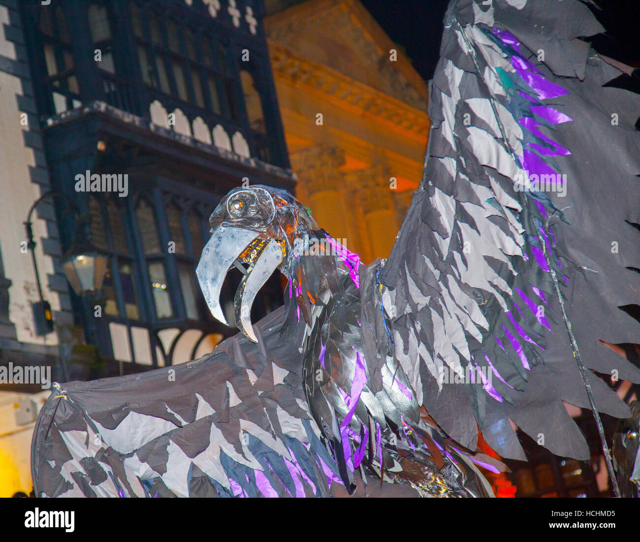 Chester, Royaume-Uni 8 décembre 2016. Papier mâché, ou le papier mâché, des personnages, des visages et des figures de la mi-hiver à regarder la parade, Chester le 15 e siècle de tradition "fixer la montre'. Une samba Karamba 'ghost' conduit un défilé des squelettes, Anges et démons qu'ils ont célébré le solstice d'hiver. Cet événement avec des danseurs, des combats de feu et l'épée, date du Xvème siècle, où la ville dirigeants auraient les clés de la ville de Chester à regarder. Banque D'Images