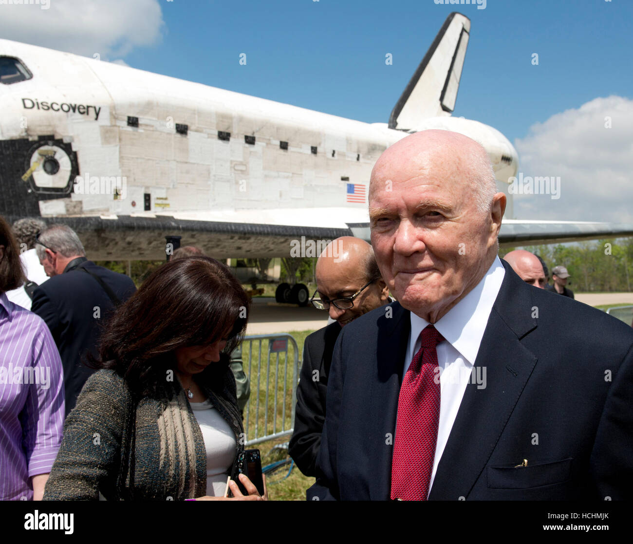 L'ancien sénateur John H. Glenn quitte la cérémonie où la navette spatiale Discovery a été signé plus de remplacer la navette spatiale Enterprise à la Smithsonian Institution's Steven F. Udvar-Hazy Center à Chantilly, Virginie le Jeudi, Avril 19, 2012. Credit : Ron Sachs/CNP.(RESTRICTION : NO New York ou le New Jersey Journaux ou journaux dans un rayon de 75 km de la ville de New York)/MediaPunch Banque D'Images