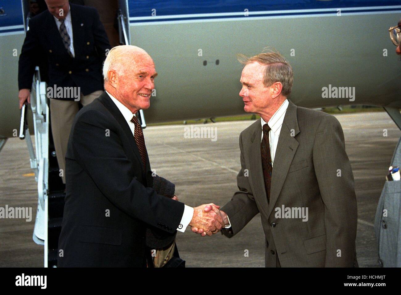 Le sénateur américain John H. Glenn Jr., (démocrate de l'Ohio), gauche, serre la main du Kennedy Space Center (KSC) Roy Directeur des ponts peu après l'arrivée de Glenn au KSC d'atterrissage le 20 janvier 1998 à tour KSC domaines opérationnels et pour voir le lancement de la mission STS-89 plus tard cette semaine. Glenn, qui a fait l'histoire en 1962 sous le premier Américain en orbite autour de la Terre, remplissant trois orbites d'un vol de cinq heures à bord de l'Amitié 7, va voler sa deuxième mission spatiale à bord de la navette Discovery en octobre. Glenn est sa retraite du Sénat à la fin de cette année et sera une charge utile sp Banque D'Images