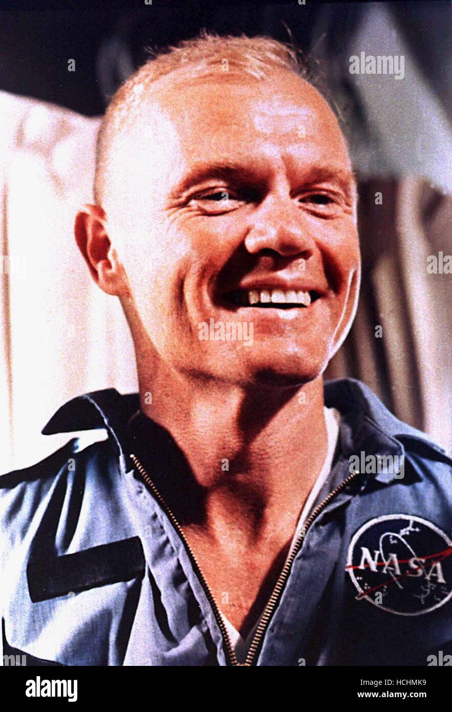 L'astronaute John Glenn H., Jr. sourit joyeusement après son succès 3 vol en orbite autour de la Terre à bord du destroyer USS, nda 21 minutes après l'atterrissage près de l'île de Grand Turk, le 20 février 1962.Source : NASA via CNP /MediaPunch Banque D'Images