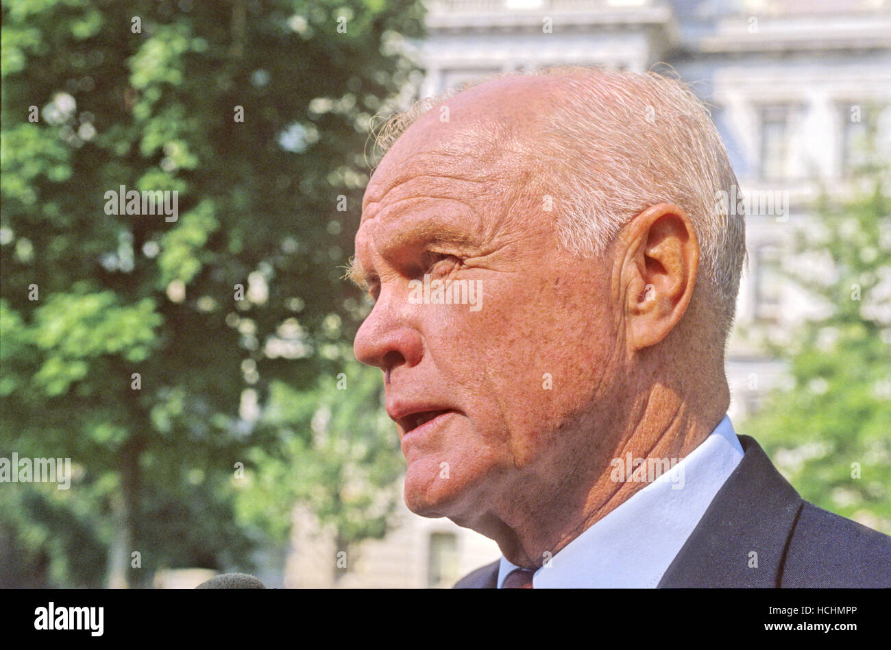 Le sénateur américain John H. Glenn Jr., (démocrate de l'Ohio) s'adresse aux journalistes qu'il ne quitte la Maison Blanche à Washington, DC après son petit-déjeuner avec le président américain George H. W. Bush pour discuter de la crise du golfe Persique le 5 septembre 1990.Credit : Ron Sachs/CNP /MediaPunch Banque D'Images
