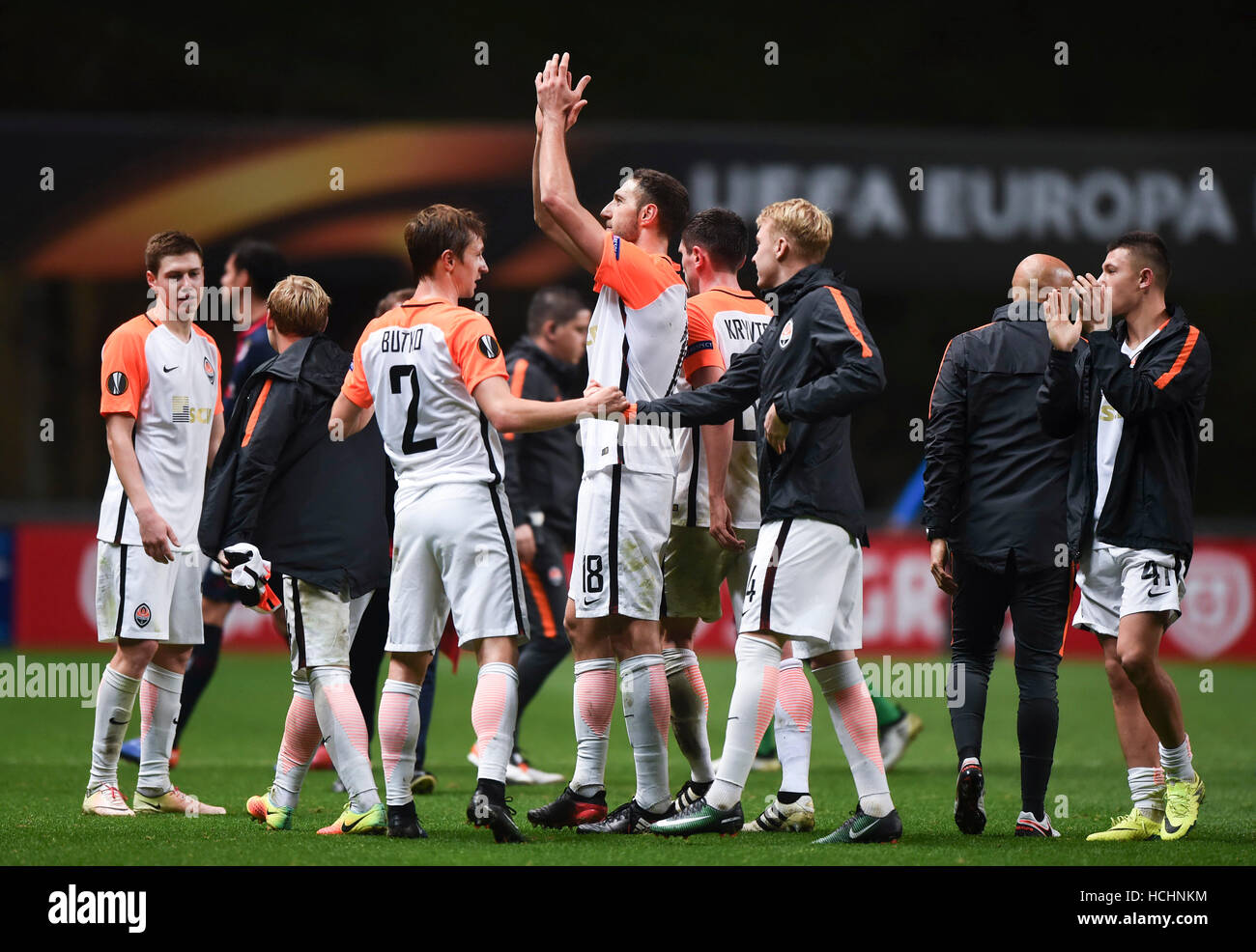 Braga. 8e Dec 2016. Les joueurs du Shakhtar Donetsk célèbrent leur victoire après la Ligue Europa match de foot entre SC Braga et le FC Shakhtar Donetsk au Stade Municipal de Braga, Portugal, Dec.8, 2016. Braga a perdu à Shakhtar Donetsk 2-4. © Zhang Liyun/Xinhua/Alamy Live News Banque D'Images