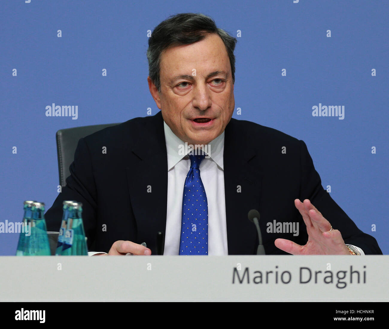 Francfort, Allemagne. 8e Dec 2016. Banque centrale européenne (BCE) Mario Draghi Président assiste à une conférence de presse au siège de la BCE à Francfort, Allemagne, le 8 décembre 2016. © Luo Huanhuan/Xinhua/Alamy Live News Banque D'Images