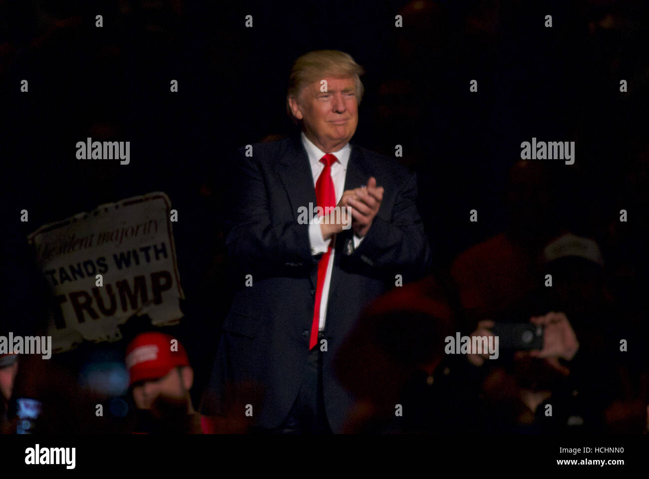 Des Moines, Iowa, États-Unis, 8e, décembre 2016 Président élu Donald Trump tape ses mains pendant qu'il part après s'adressant à la foule de partisans de HyVee Hall du centre d'événements de Des Moines. Le deuxième arrêt au tour d'aujourd'hui remercier les électeurs pour sa victoire électorale Crédit : mark reinstein/Alamy Live News Banque D'Images