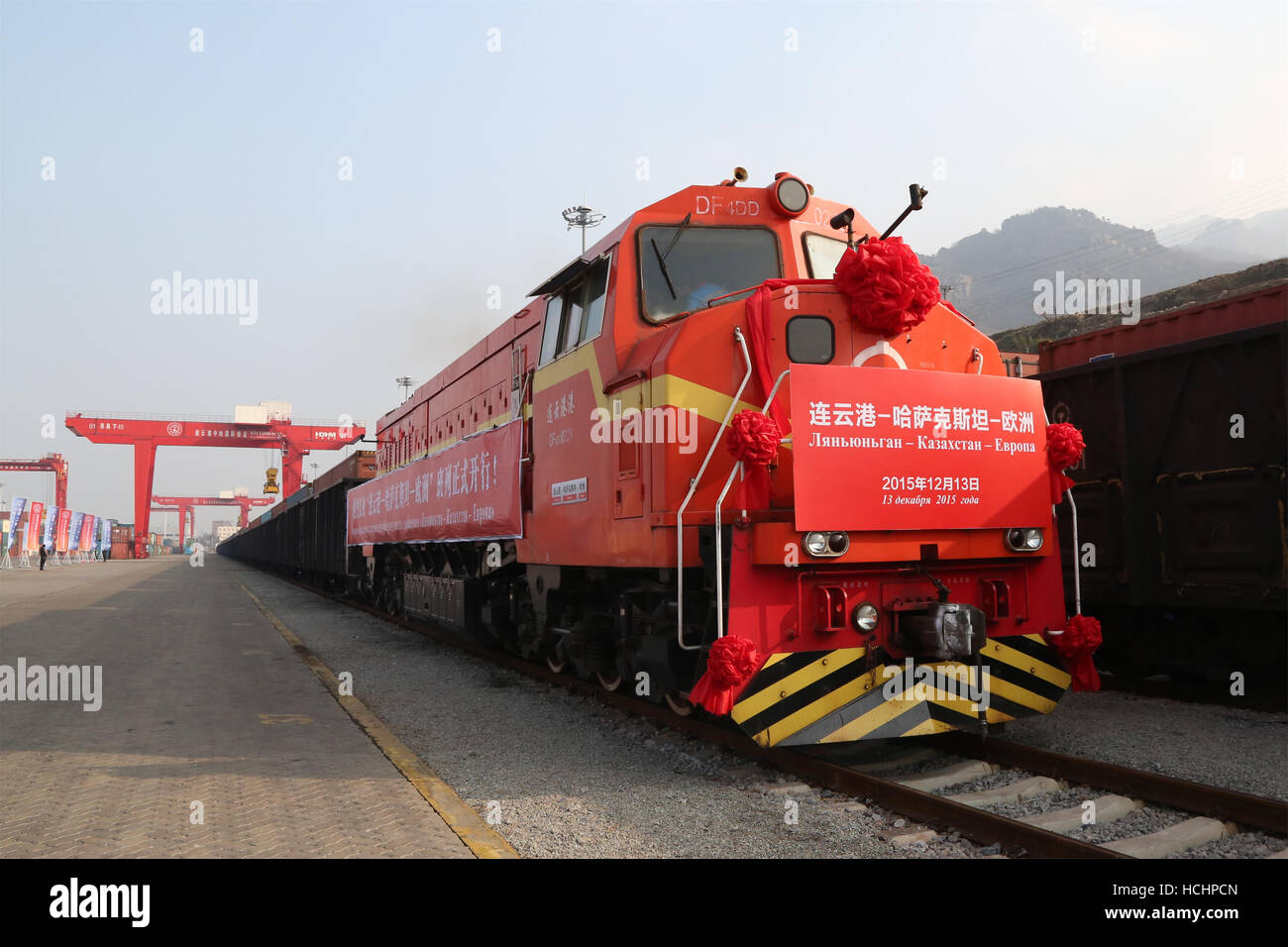 (161209) -- SHANGHAI, le 9 décembre 2016 (Xinhua) -- Le premier train en direction de fret chargé l'Europe via le Kazakhstan se retire de l'China-Kazakhstan base logistique dans la ville côtière de Lianyungang, Chine de l'est de la province de Jiangsu, le 13 décembre 2015. Lianyungang Port, dont la construction a commencé au début des années 1930, est maintenant l'un des points importants de l'est de la Chine à l'océan Pacifique. Depuis le China-Kazakhstan terminal logistique a été mis en exploitation à Lianyungang, le 19 mai 2014 et le premier train de fret a quitté Beijing pour le Kazakhstan Almaty le 25 février 2015, le port a joué un piv Banque D'Images