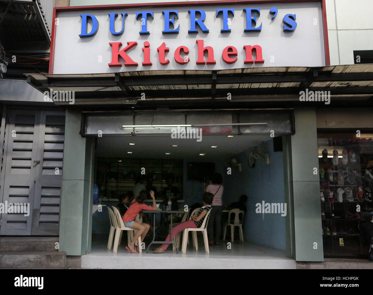 Quezon City, Philippines. 8e Dec 2016. Les gens attendent pour repas gratuit au 'Duterte's Kitchen' dans la ville de Quezon, Philippines, le 8 décembre 2016. La cuisine de 'Duterte', un centre d'alimentation nommé d'après le Président philippin Rodrigo Duterte, offre des repas gratuits aux sans-abri. Le gouvernement des Philippines visant à réduire les taux de pauvreté à entre 13 et 15 pour cent d'ici 2022. © Rouelle Umali/Xinhua/Alamy Live News Banque D'Images