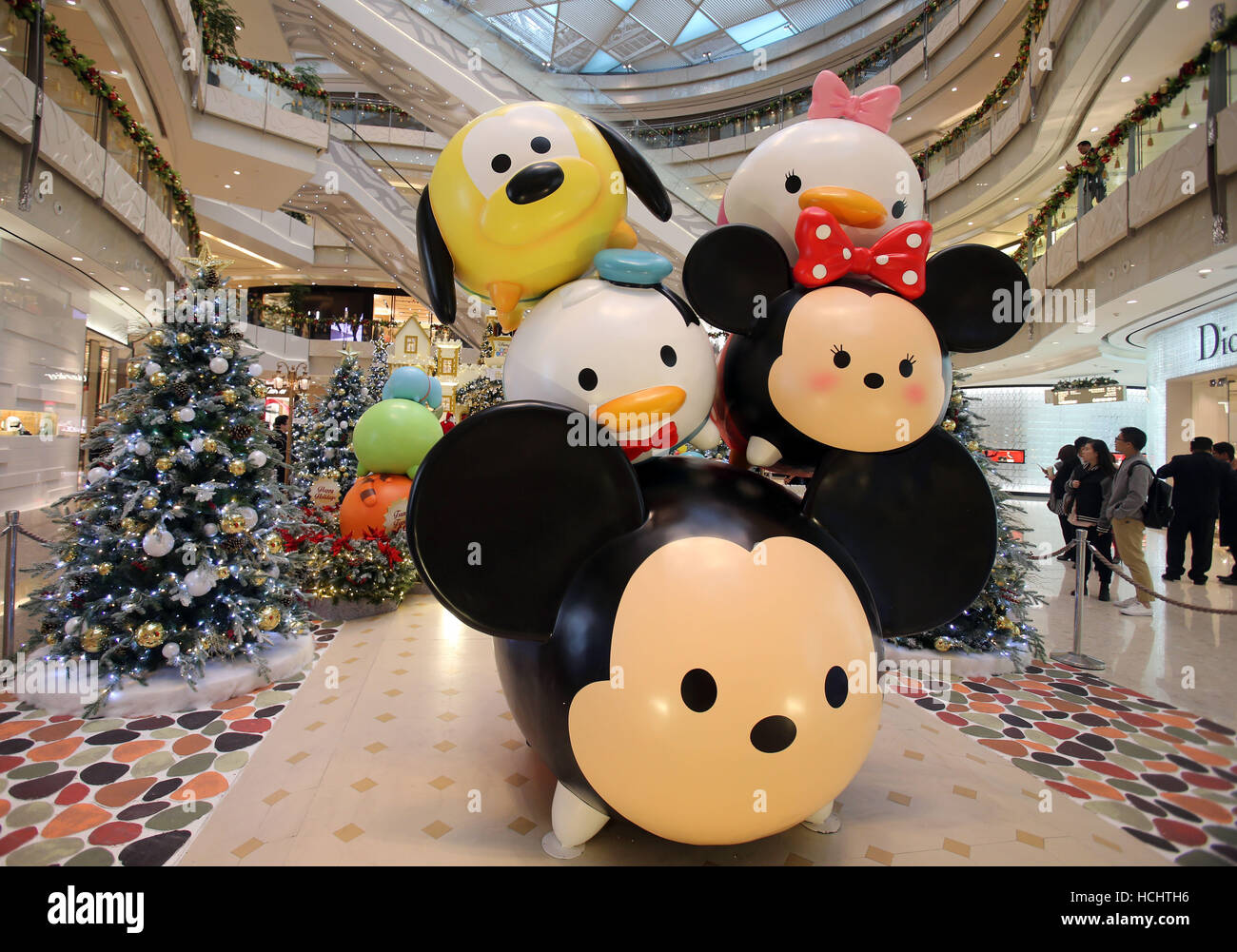 (161209) -- SHANGHAI, le 9 décembre 2016 (Xinhua) -- Photo prise le 9 décembre 2016, Disney montre des personnages de dessins animés à l'intérieur du Centre Financier International de Shanghai dans l'est de la Chine, Shanghai. Le centre a créé un jardin de dessin animé en collaboration avec la Walt Disney Company d'accueillir le prochain Noël. (Xinhua/Liu Ying) (mp) Banque D'Images