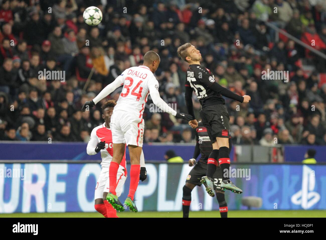 Leverkusen, Allemagne. 07Th Dec, 2016. Abdou Diallo que Monaco et Vladlen Yurchenko Bayer Leverkusen en action à la Ligue des Champions Groupe E Bayer Leverkusen vs AS Monaco au Bay Arena de Leverkusen, Allemagne Banque D'Images