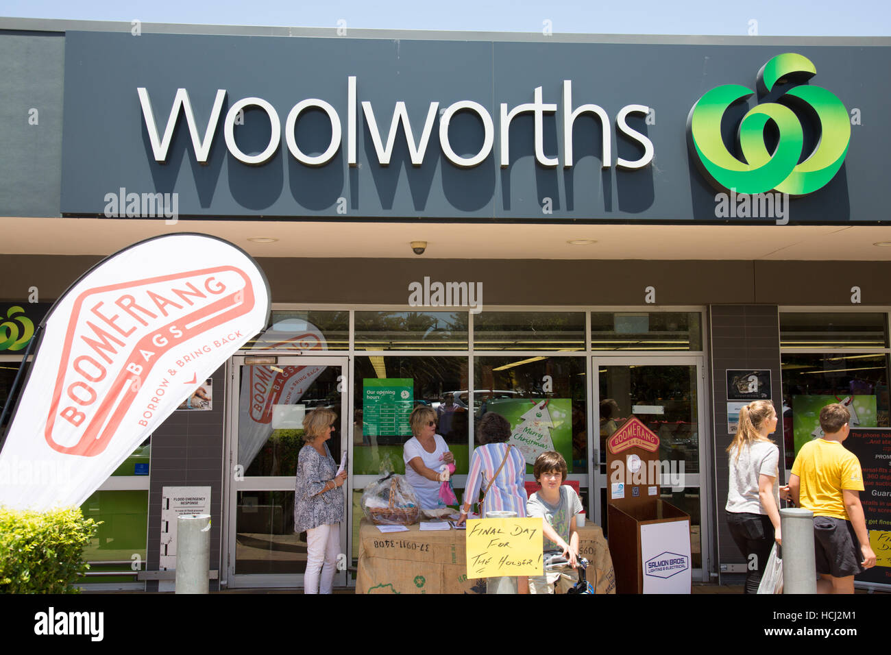 Avalon Beach, Sydney, Australie. Samedi 10th décembre 2016. Le supermarché Woolworths et les sacs Boomerang sont une initiative communautaire visant à réduire l'utilisation des sacs en plastique. Credit: martin Berry/Alay Live News Banque D'Images