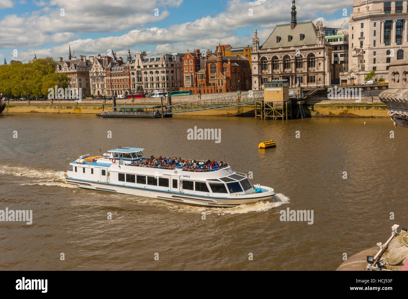 Bateau de croisière touristique sur la tamise depuis le pont de Blackfriars. Vue sur la rive nord de la tamise. Banque D'Images