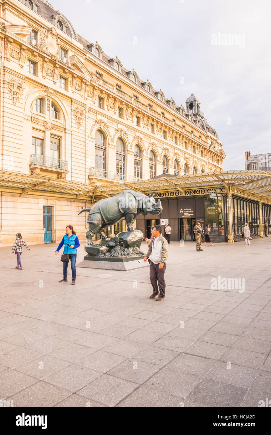 Les touristes asiatiques en face du musée d'orsay Banque D'Images