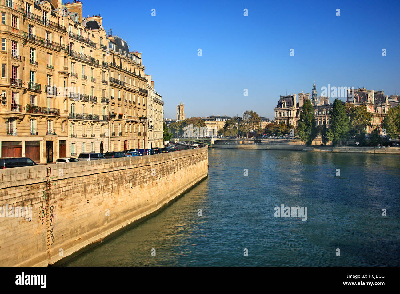 Seine passe entre l'Île de la Cité et le 4ème arrondissement de Paris, France. Dans l'arrière-plan, l'Hôtel de Ville, l'Hôtel de Ville de Paris. Banque D'Images