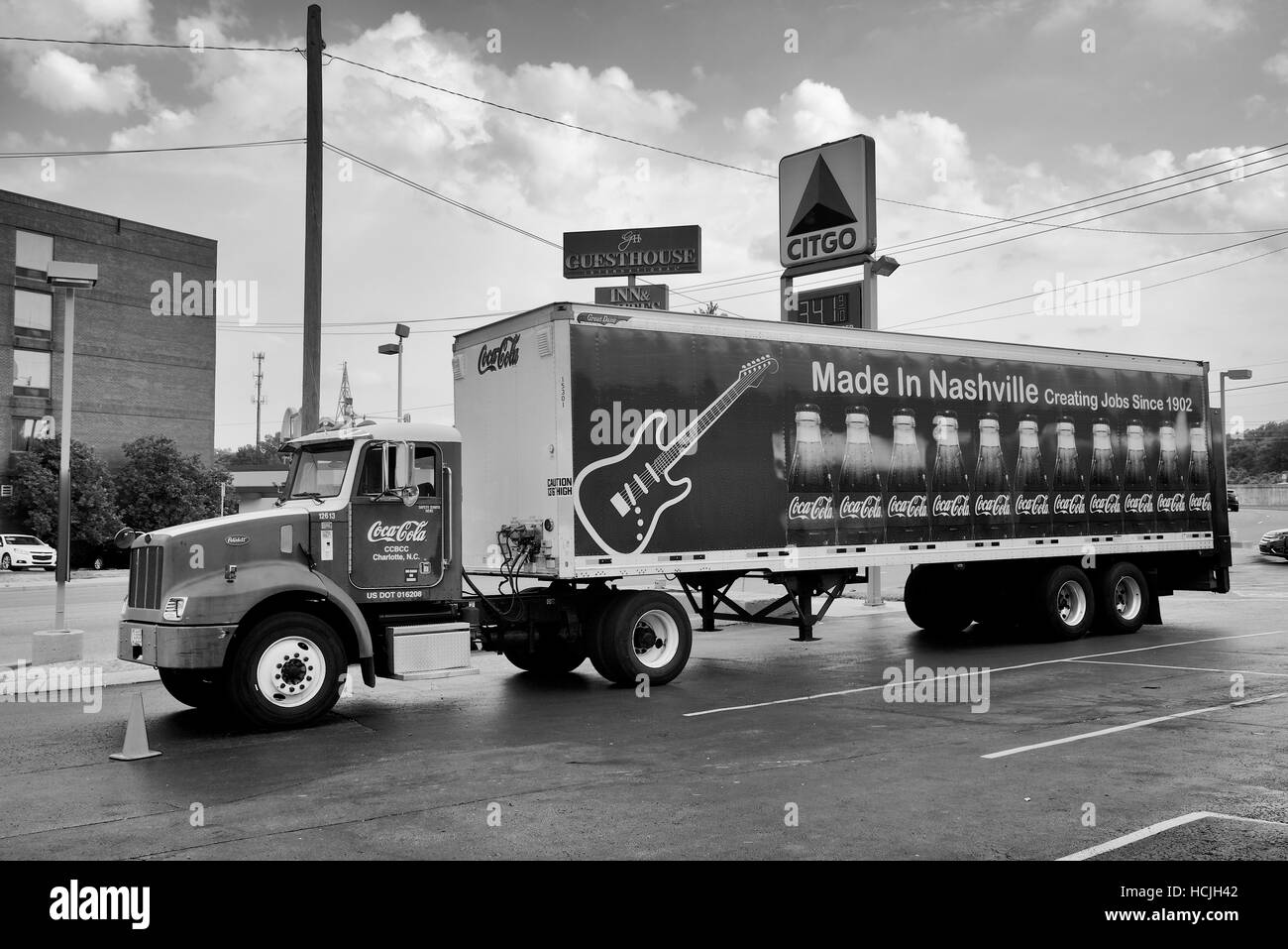 Camion de livraison à une station-service sur Music Valley Drive, Nashville, Tennessee, États-Unis Banque D'Images