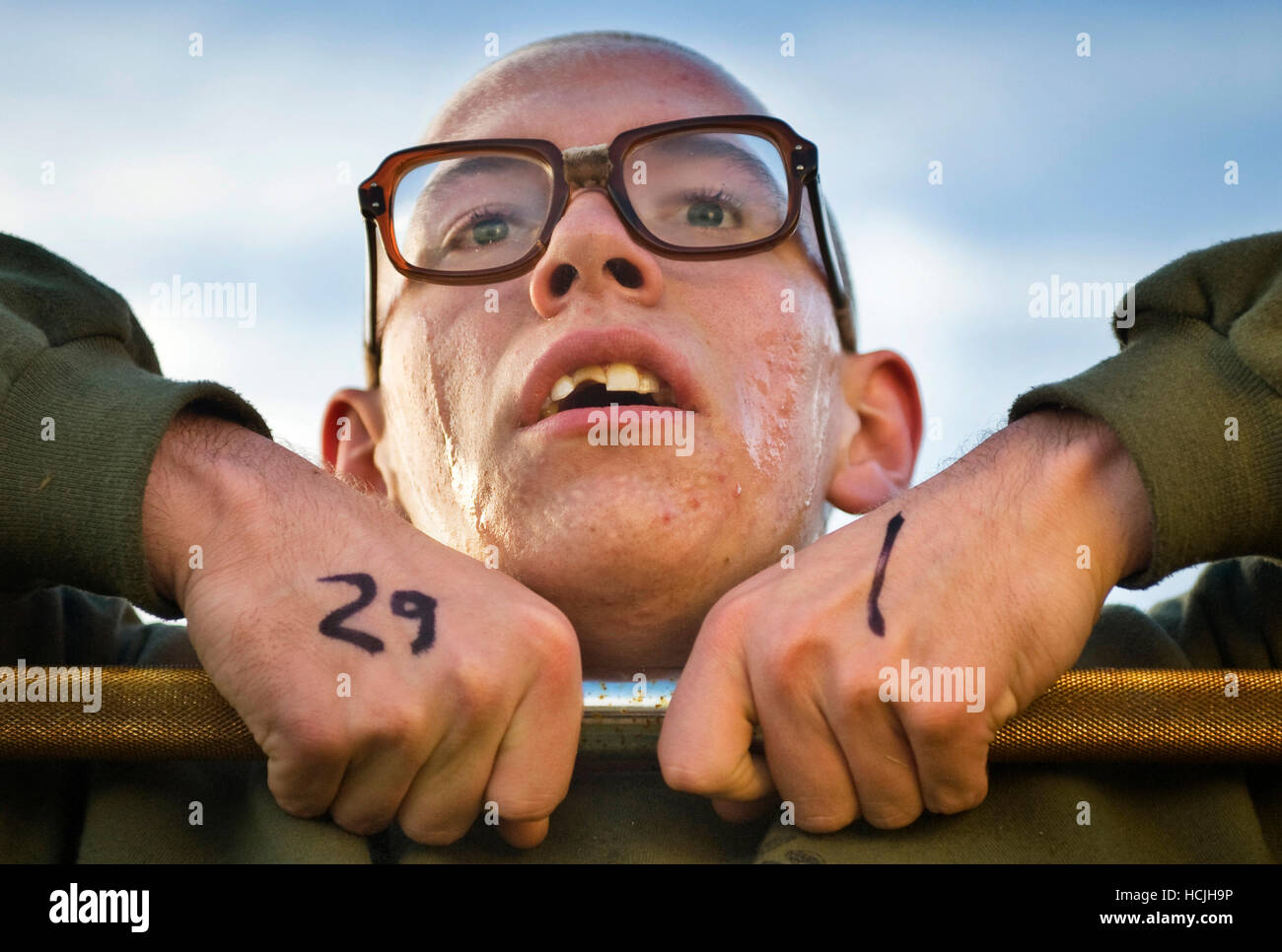 Une aire marine de recruter des remontées mécaniques pendant les poids d'entraînement physique. Ses lunettes sont émis militaire de la buée avec la sueur et la saleté. Banque D'Images