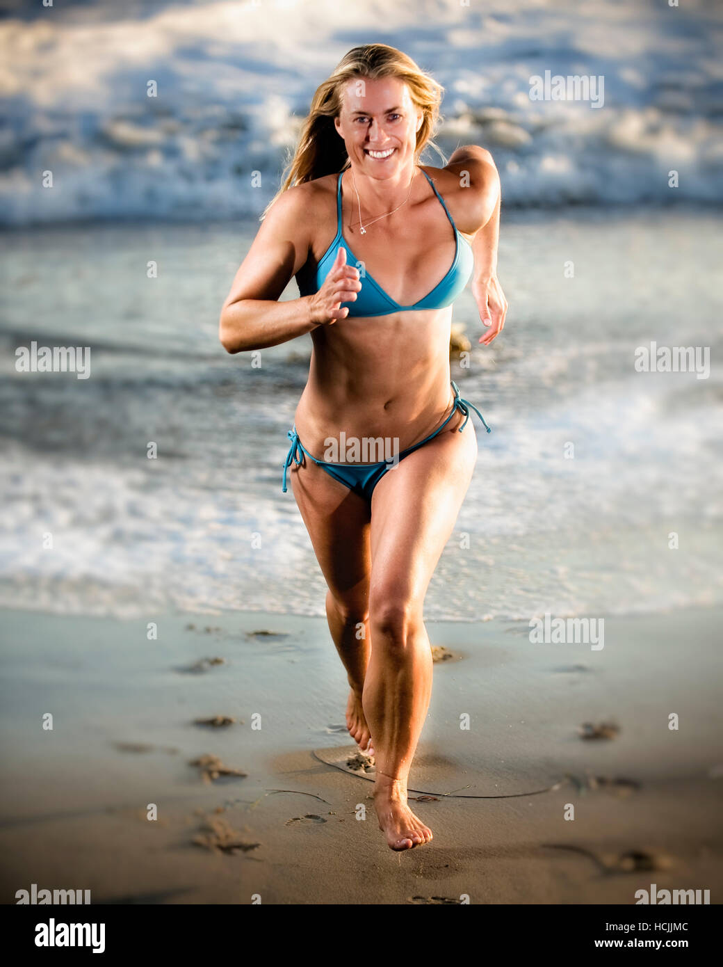 Mettre en place une femme blonde en bikini s'étend de la surf vers  l'appareil photo à Santa Barbara, en Californie Photo Stock - Alamy