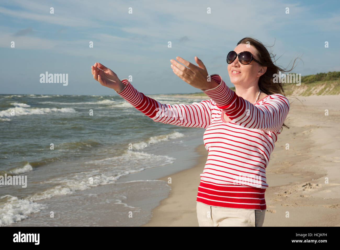 Femme est à la mer Banque D'Images