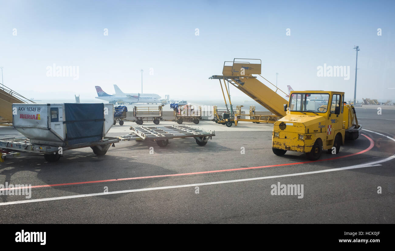 Saint-pétersbourg, Russie - 5 novembre, 2015 : plan jaune dans l'échelle de l'aéroport Pulkovo Banque D'Images