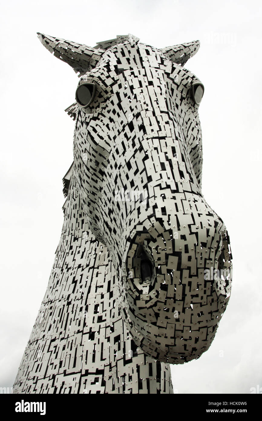 La tête de l'une de l'énorme cheval à Kelpie sculptures Helix Park à Falkirk, en Écosse. Ils ont été conçus par Andy Scott. Banque D'Images