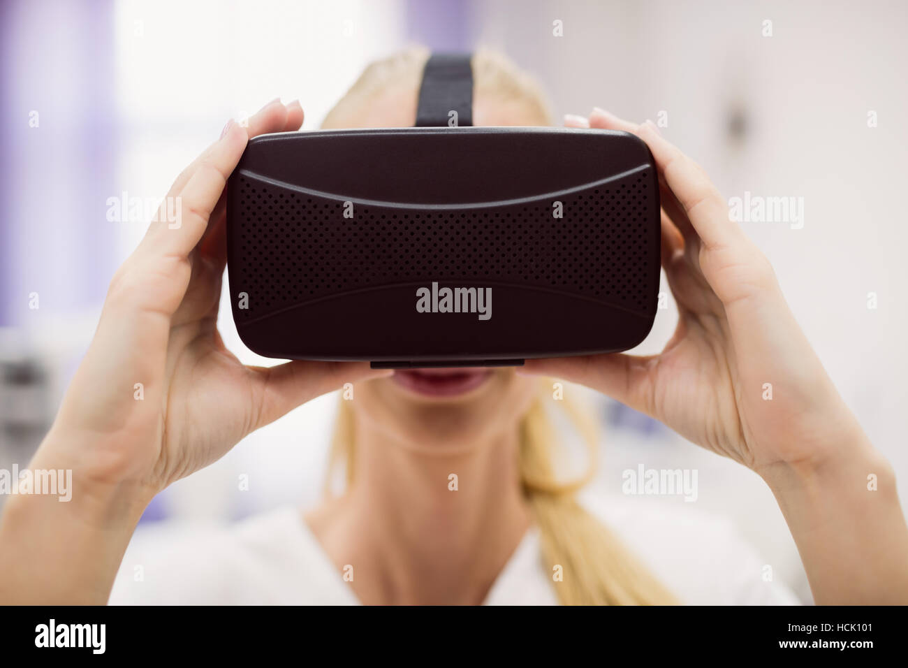 Femme médecin portant casque de réalité virtuelle Banque D'Images