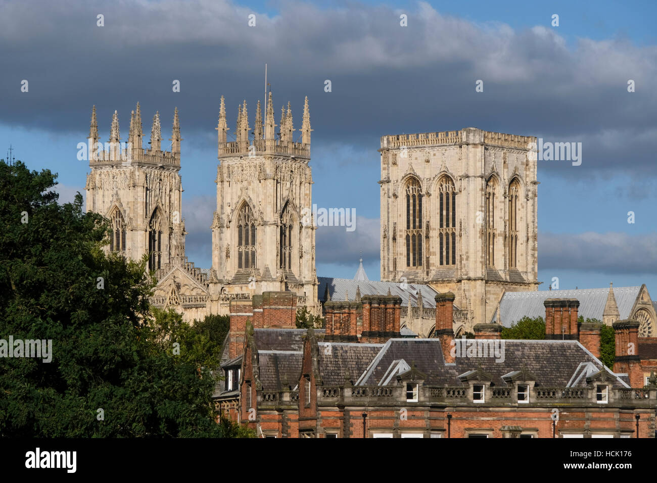 La cathédrale de York : voir des pylônes et des toits. Banque D'Images