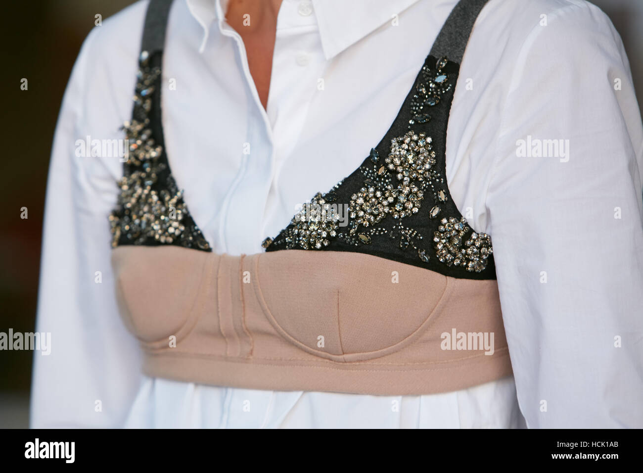 Femme avec soutien-gorge décoré de pierres précieuses sur chemise blanche avant de Jil Sander fashion show, Milan Fashion Week street style le 24 septembre. Banque D'Images