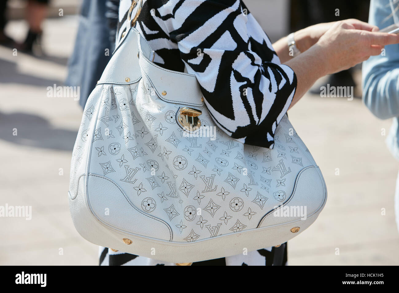 Femme avec sac Louis Vuitton blanc avant Stella jean fashion show, Milan  Fashion Week street style le 25 septembre 2016 Photo Stock - Alamy