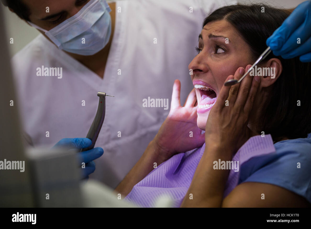 Female patient effrayé pendant un examen dentaire Banque D'Images