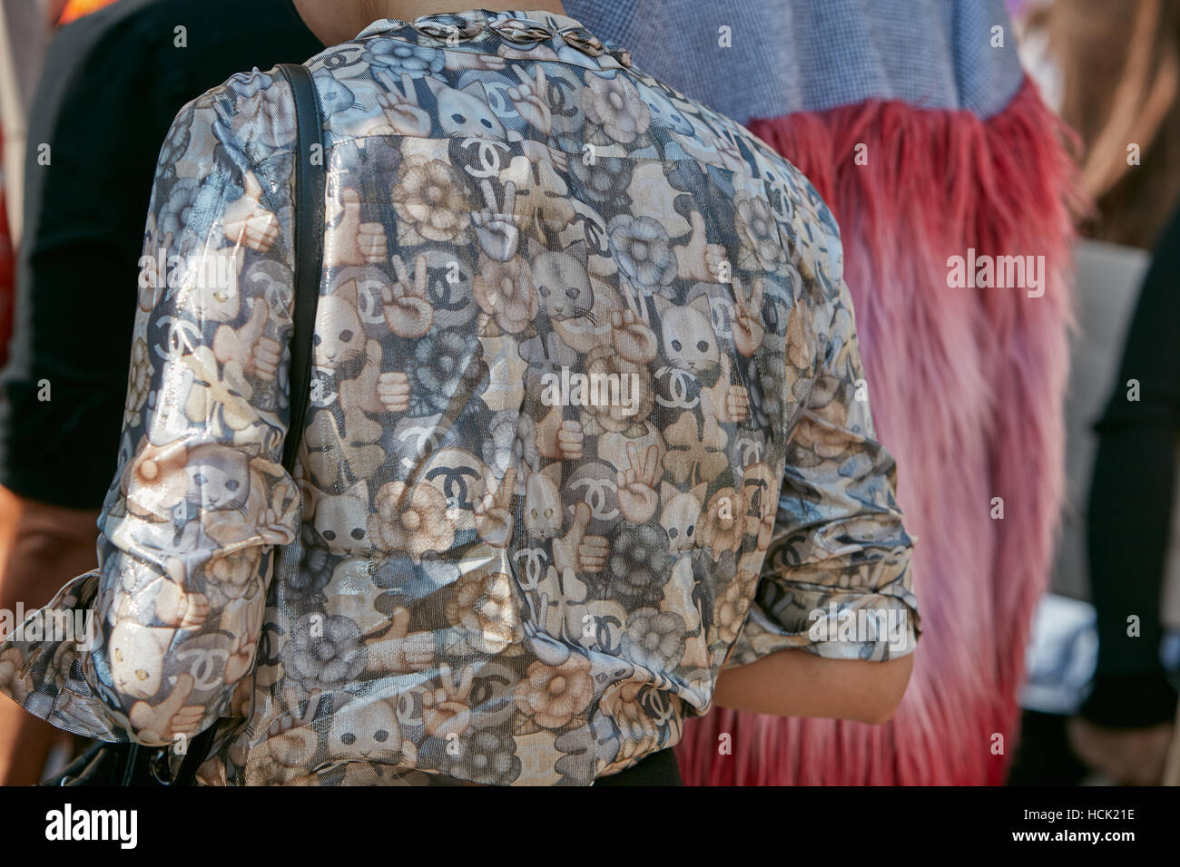 Femme avec T-shirt avec motif Chanel avant Stella jean fashion show, Milan Fashion Week street style le 25 septembre 2016. Banque D'Images