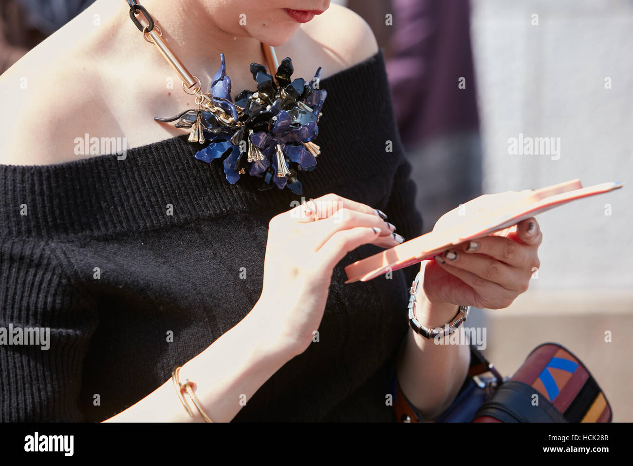 Femme avec collier bijou floral avant Stella jean fashion show, Milan Fashion Week street style le 25 septembre 2016 à Milan Banque D'Images