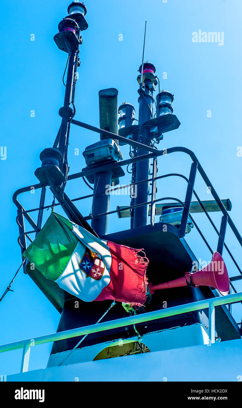 Navire militaire avec radar et d'autres communications. Banque D'Images