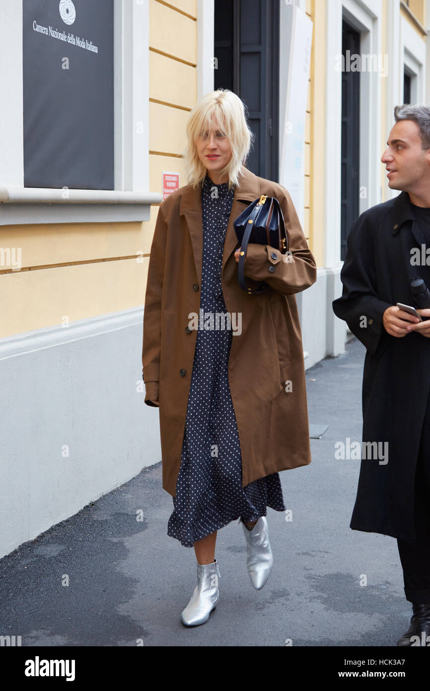 Linda Tol avant Wunderkind fashion show, Milan Fashion Week street style le 21 septembre 2016 à Milan. Banque D'Images