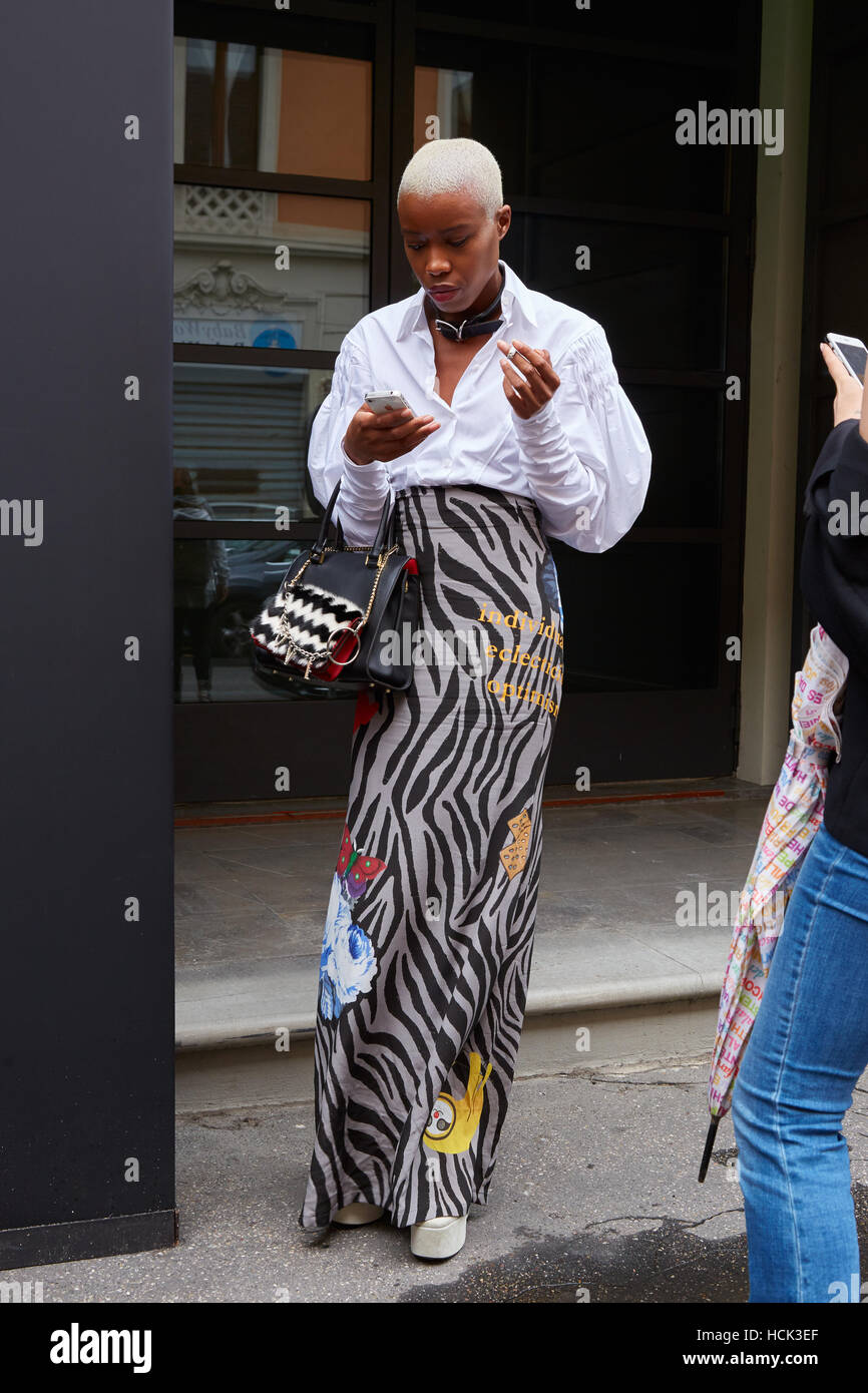 Femme avec chemise blanche et longue jupe après Wunderkind fashion show,  Milan Fashion Week street style le 21 septembre, à Milan Photo Stock - Alamy