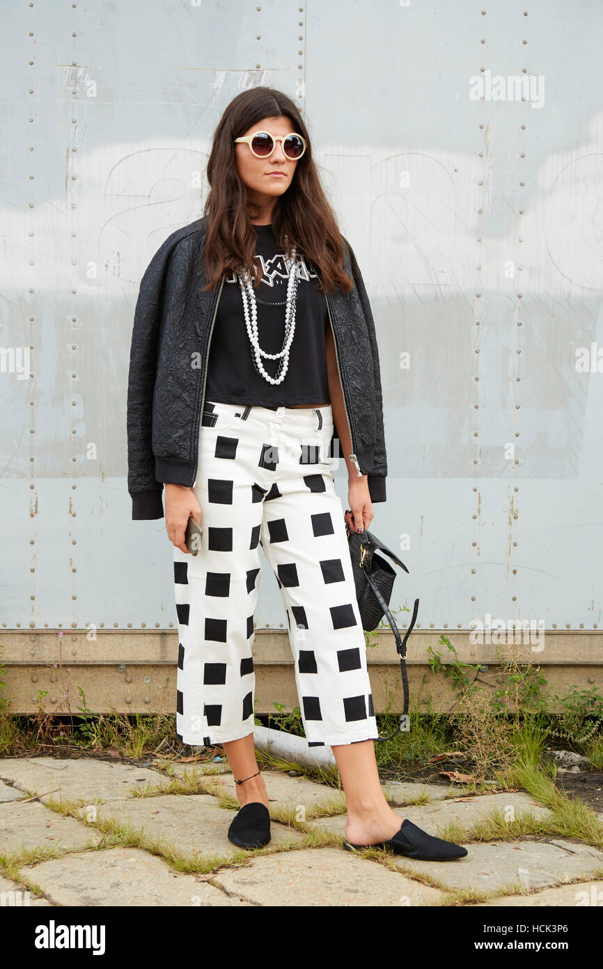 Femme avec un pantalon à carreaux en noir et blanc avant de Gucci fashion  show, Milan Fashion Week street style du 21 septembre Photo Stock - Alamy