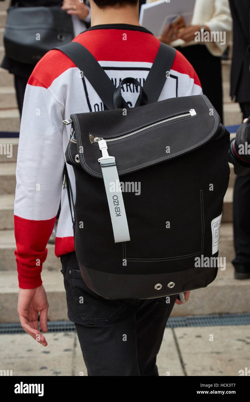 Homme avec sac à dos noir Kenzo avant Genny fashion show, Milan Fashion Week street style le 22 septembre 2016 à Milan. Banque D'Images