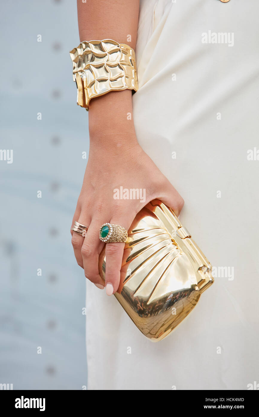 Femme avec sac Gucci en or et bracelet avant Gucci fashion show, Milan Fashion Week street style le 21 septembre 2016. Banque D'Images