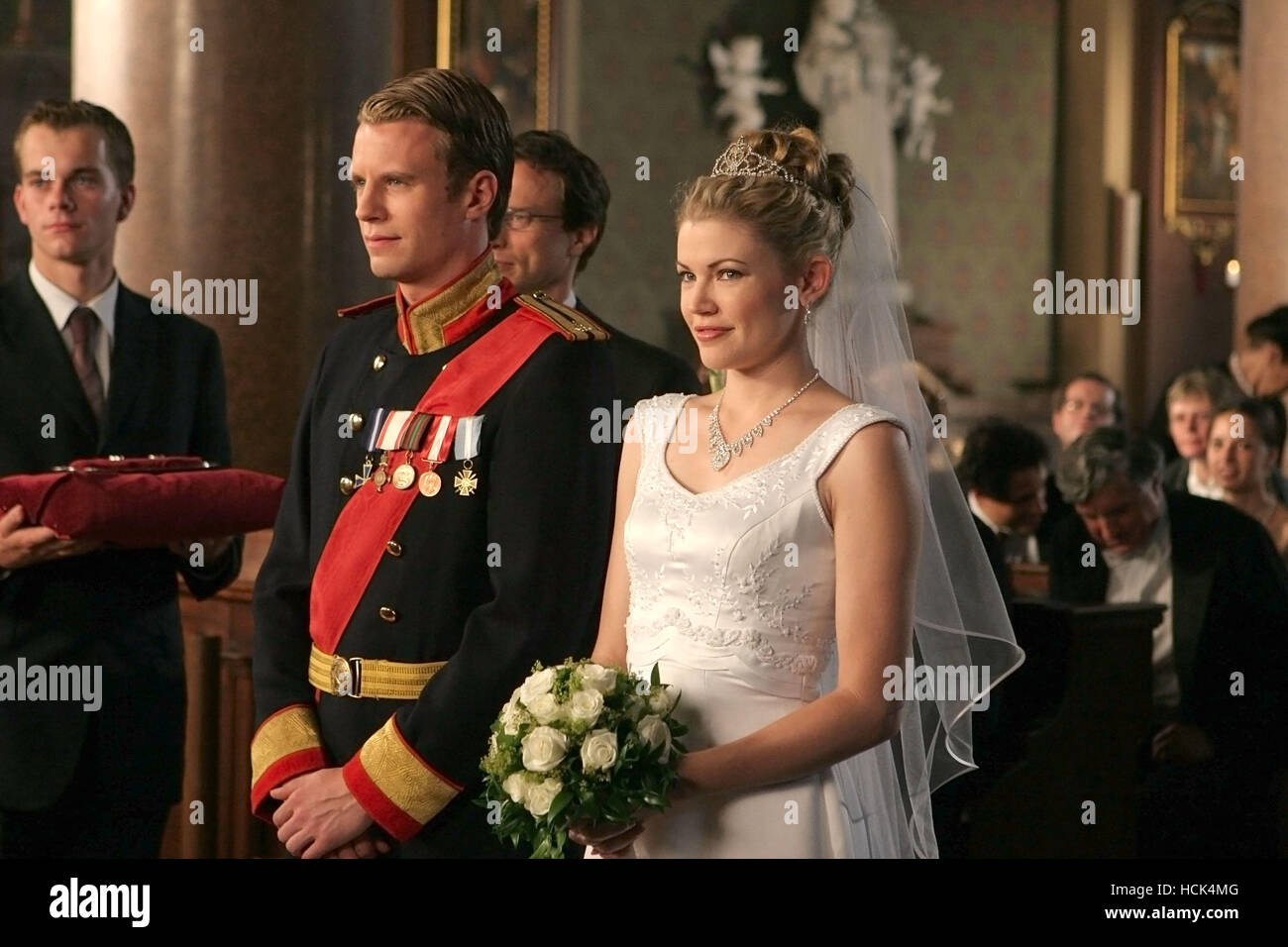 Le PRINCE ET MOI II : LE MARIAGE ROYAL, de l'avant gauche : Luke Mably