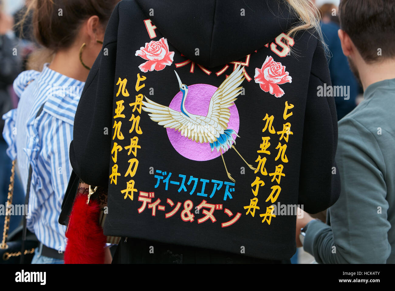 Femme avec oiseau grue sur veste noire en arrière et écrits japonais avant Gucci fashion show, Milan Fashion Week street style ? Banque D'Images