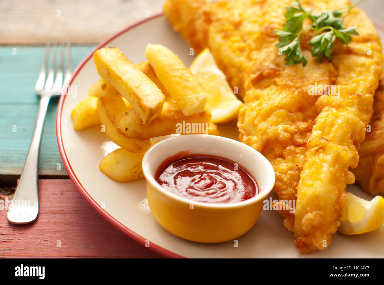 Poisson battues frits sur une assiette avec des frites close up Banque D'Images