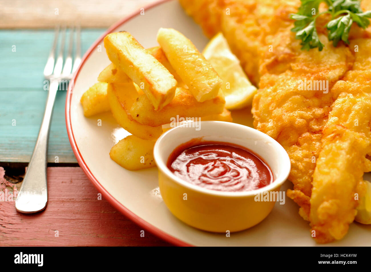 Poisson battues frits sur une assiette avec des frites close up Banque D'Images