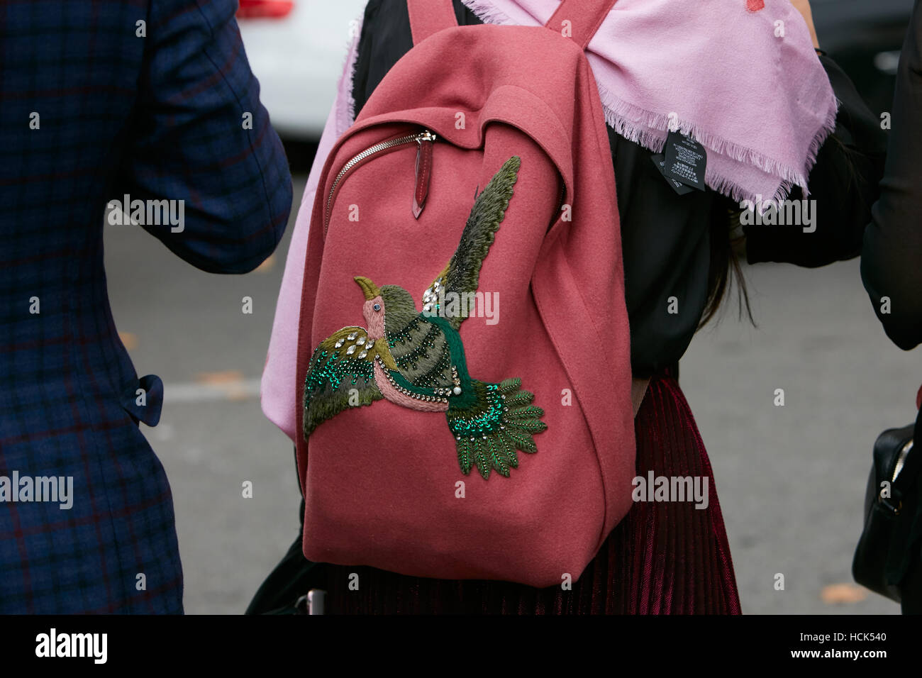 Femme avec sac à dos en tissu avec broderie oiseau vert avant de Wunderkind fashion show, Milan Fashion Week street style. Banque D'Images