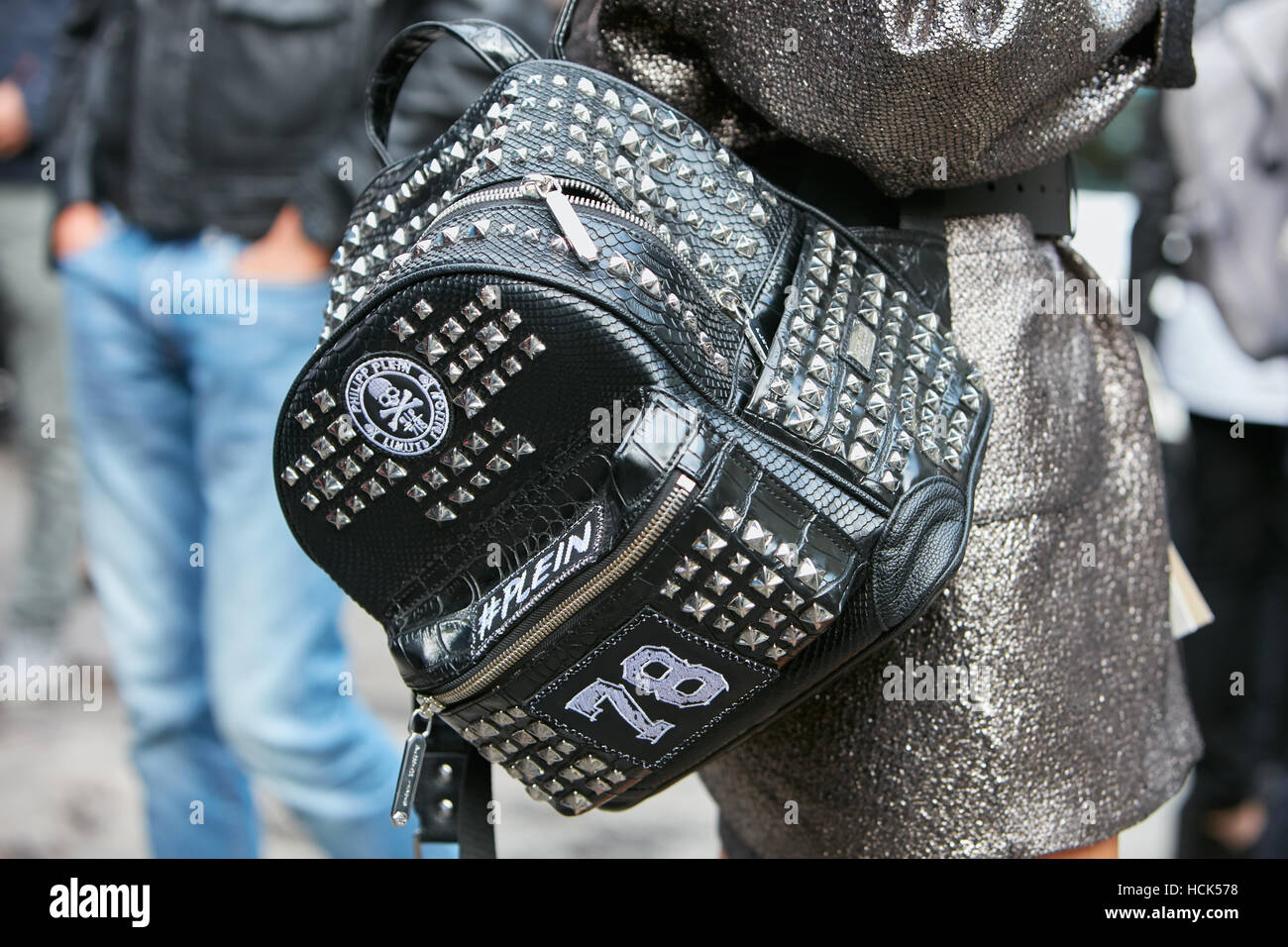 Femme avec sac à dos en cuir noir Philipp Plein avec goujons avant de Fay  fashion show, Milan Fashion Week street style sur Septembre Photo Stock -  Alamy